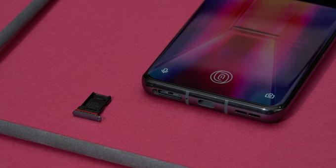 OnePlus 9 Pro: bunden er SIM-bakken, mikrofon, USB Type-C og højttaler