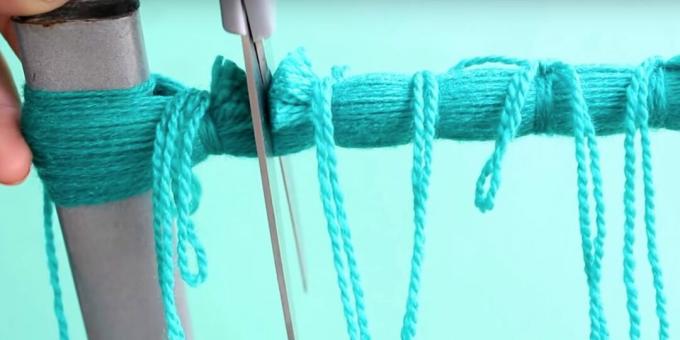Sådan laver du en pompon: klip trådene