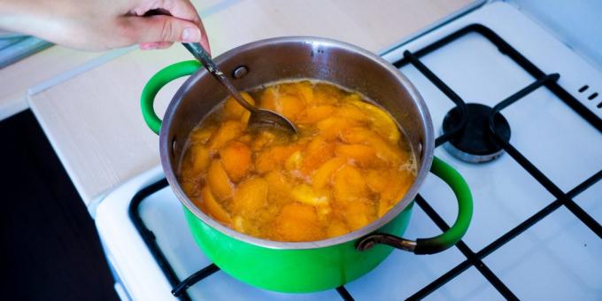 Jam fra abrikoser og appelsiner: koge i 20 minutter på lav varme