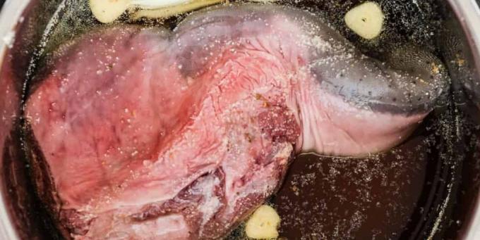 Hvordan at lave mad oksekød tungen i en trykkoger