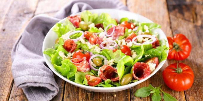 Salat med pølse og citrondressing