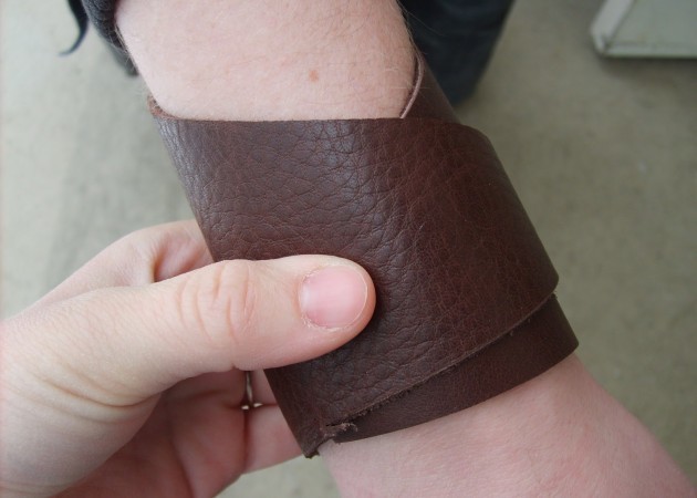 hvordan man laver en læder armbånd