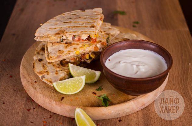 Quesadillas med kylling, majs og tomat salsa serveret med creme fraiche eller guacamole sauce