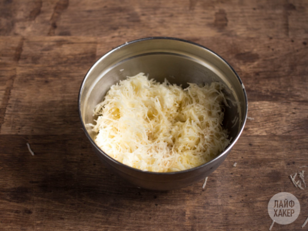Sådan laver du kartoffelquiche: hak kartofler