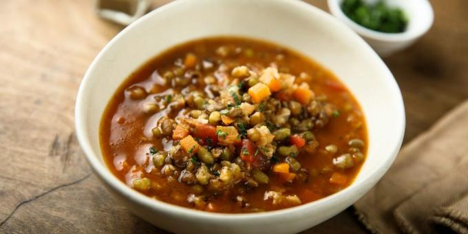 Suppe med mungbønner og grøntsager