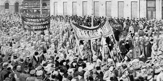 Historie om det russiske imperium: februarrevolutionen. Soldaternes demonstration i Petrograd i februar-dage. 