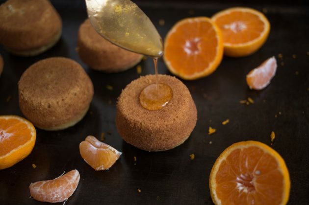 Drypp sirupen over mandarinemuffinsen