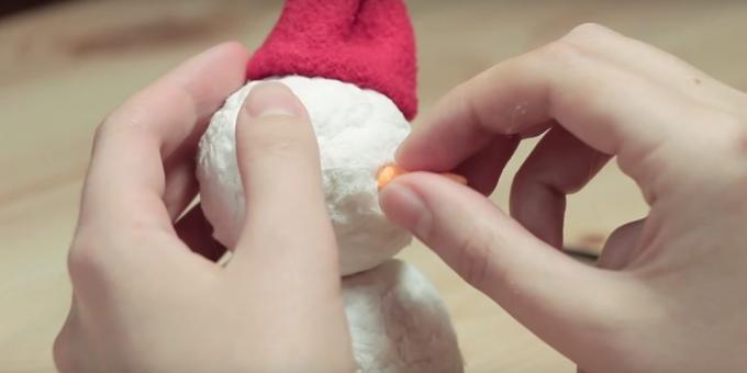 Snemand med sine egne hænder: skabe en snemand og lim dele