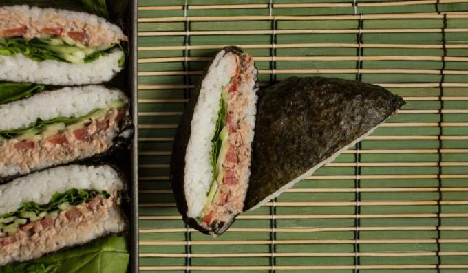 Klassisk sushi sandwich onigirazu med tun og spinat