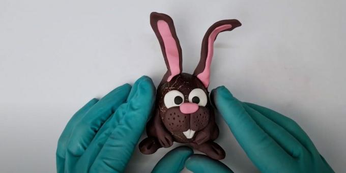 DIY-håndværk til påske: en hare fra et æg og plasticine