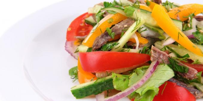 Salat af agurker, tomater og oksekød med løg, hvidløg og krydderurter