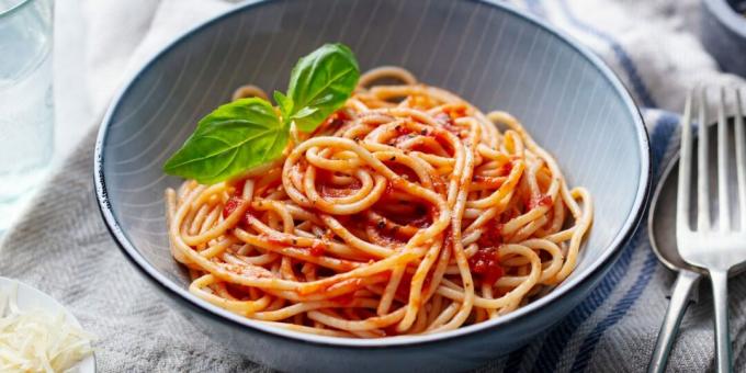 Spaghetti med tomatsauce