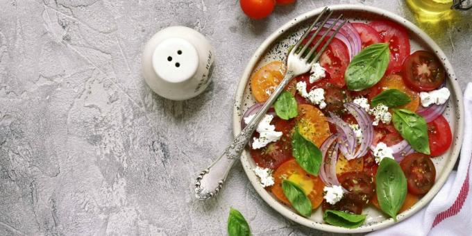 Salat med krydrede tomater og ost