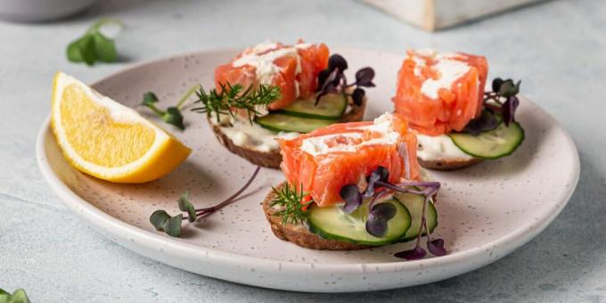 Sandwich med rød fisk og flødeost