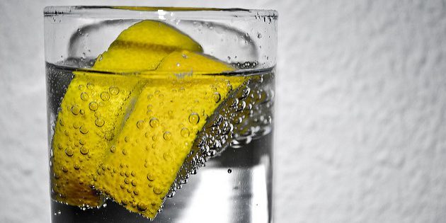Vand med citron