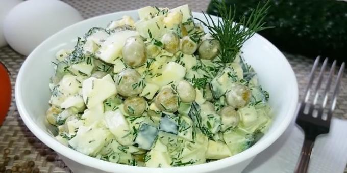 Salat med grønne ærter, agurk og æg