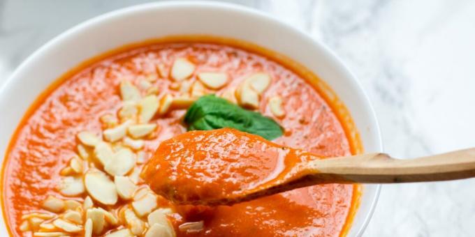 Tomatpurésuppe med peberfrugt og mandler