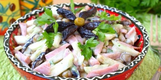 Salat med svesker, skinke og grønne ærter