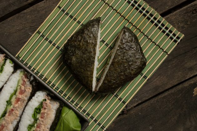 Klassisk onigirazu sushi sandwich: Fjern folien og del onigirazu i to