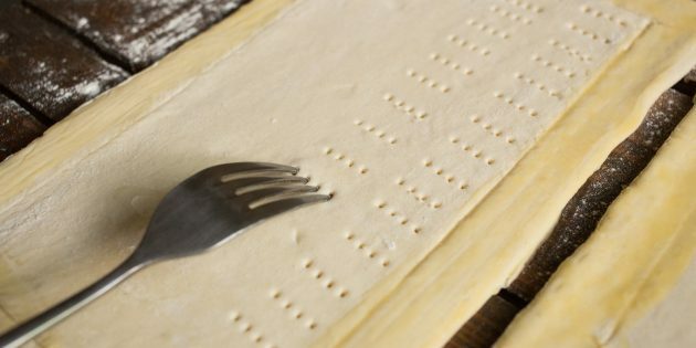 Vegetabilsk tærte: drys dejen med en gaffel