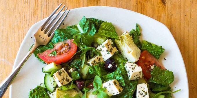 ernæring under træning: vegetabilsk salat med tofu