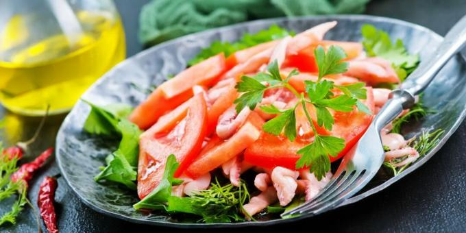 Salat med blæksprutte og tomater