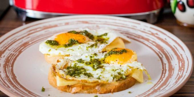 Æg med pesto - en fantastisk morgenmad på 5 minutter
