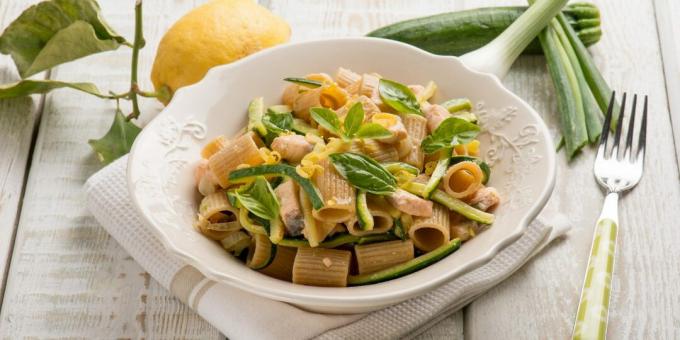 Pasta med zucchini og laks