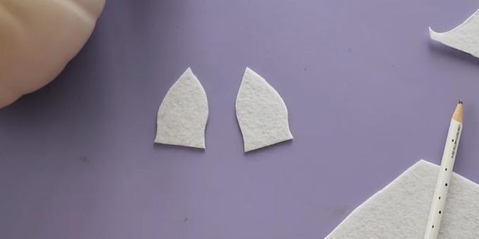 Håndværk fra græskar: Cut ører fra hvid filt