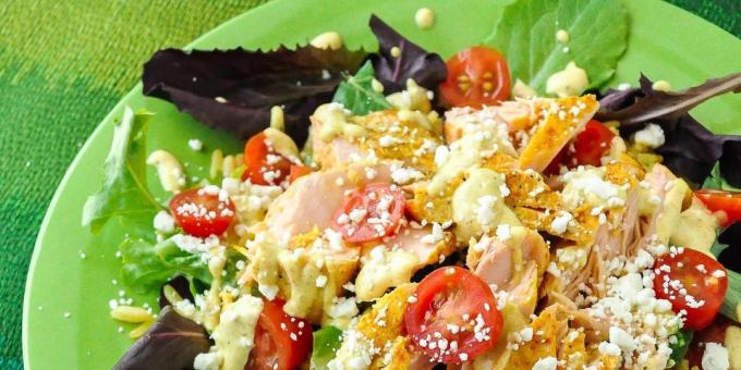 Salat med røde fisk, ris og feta