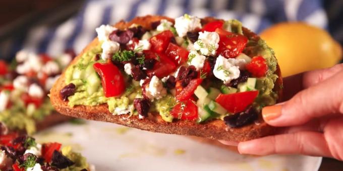 Sandwich med avocado, tomat, agurk, oliven og fetaost: nem opskrift
