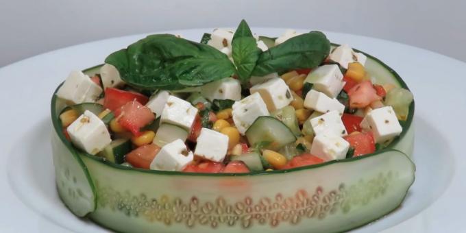 Salat af agurker, tomater og fetaost og majs med sojasauce