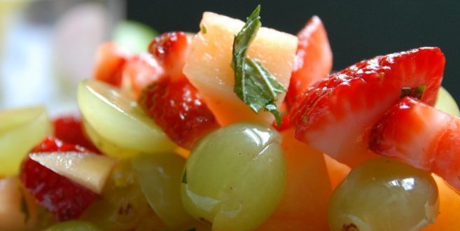 Frugt salat af melon med jordbær og kirsebær