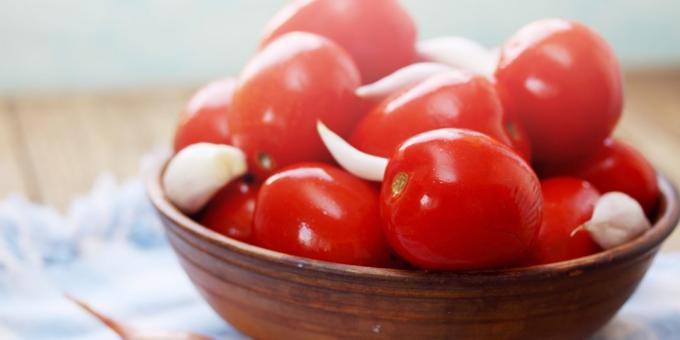 Sådan lage tomater, hvidløg, sort peber, tør sennep og Lavrushka
