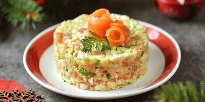 Salat med rød fisk, æg og avocado