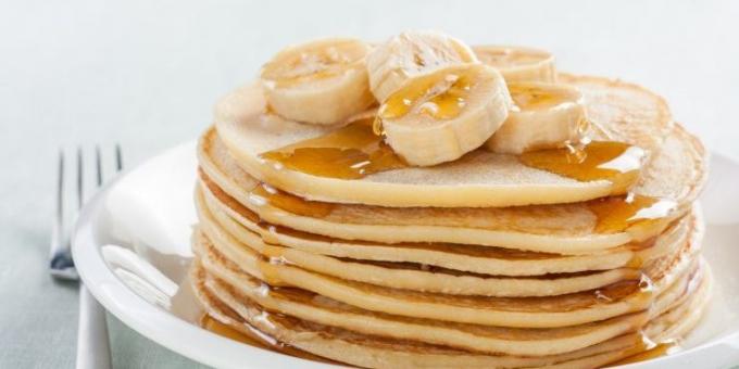 Hvad skal man lave mad til morgenmad: Amerikansk pandekage med honning og bananer