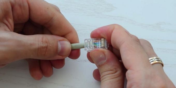 Sådan krymper du et snoet par kabel: Skub stikket på