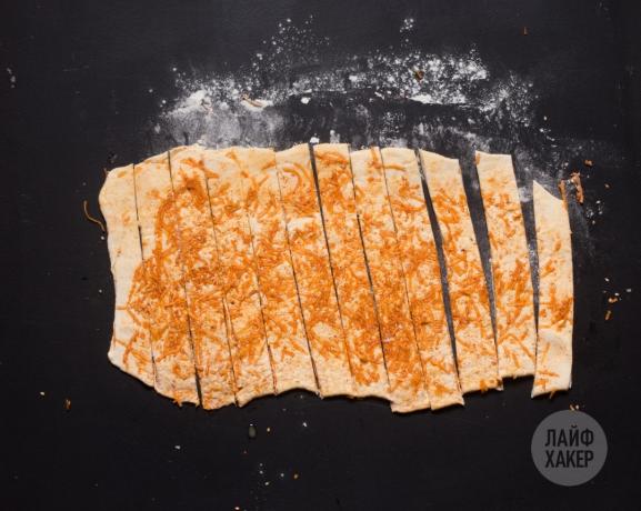 Sådan koger ost pinde: Skær dejen