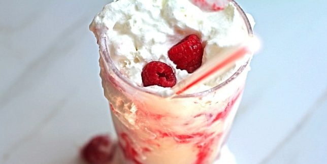 Milkshake med jordbær og hvid chokolade