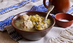 Suppe med kødboller, byg og syltede agurker