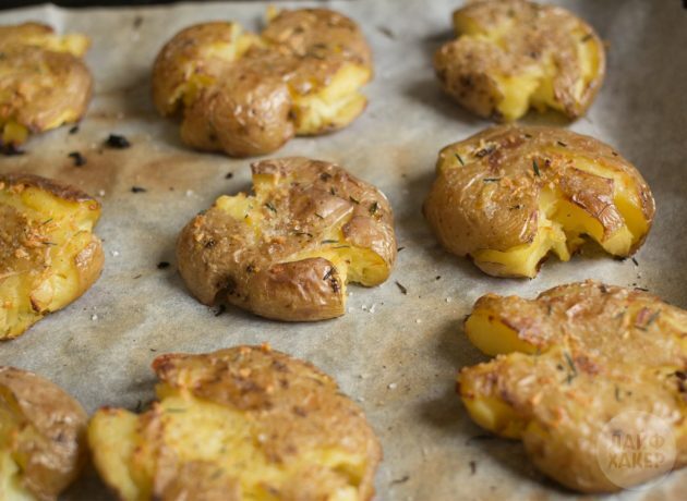 Sådan koges bagte kartofler i ovnen: Læg kartoflerne på et bageplade
