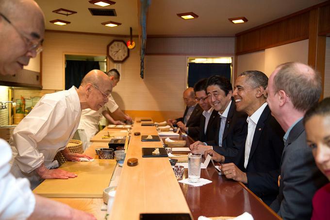 Jiro Ono og Barack Obama. Ved Det Hvide Hus fra Washington, DC - P042314PS-0082, Public Domain, https://commons.wikimedia.org/w/index.php? curid = 34426375