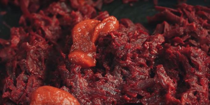 Trin for trin opskrift på borscht: tilsæt tomatpuré, rør rundt og lad den varme i yderligere 5-7 minutter