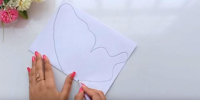 Fødselsdagskort med dine egne hænder: Fold et ark hvidt papir i halve tværs