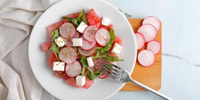 Thai salat med vandmelon, radise, feta og krydret dressing