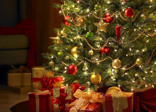 Indret et juletræ: bolde og lametta