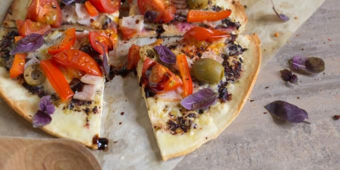 Tortilla pizza med skinke, cherrytomater og peber