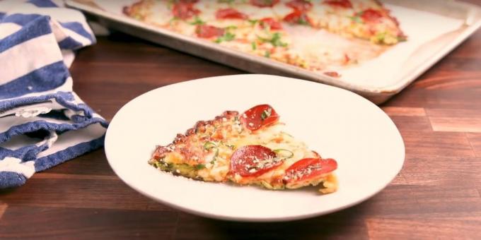 Zucchini Pizza med tomatsauce, ost og pølse i ovnen
