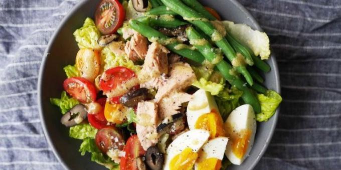 Salat med æg, tun, oliven og grønne bønner