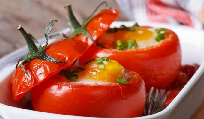 Tomater fyldt med æg og skinke